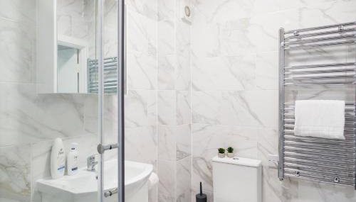 Nile - Cosy Studio Apartment by Traboule Properties Ltd - Foto 5, Shower