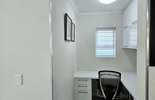 Dolphin Ridge Seaside Apartment - Photo 2