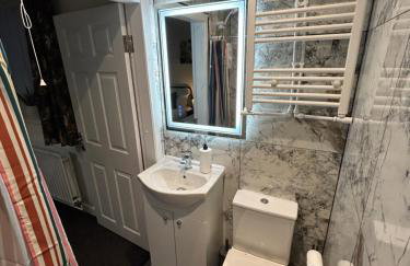 Spaghetti House 6 Bedroom with Large Off-Road Driveway Great for Crews in Vicinity of Starcity and City Centre - Foto 10