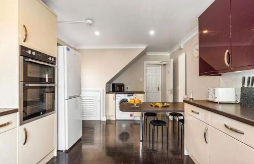 Stylish 5-Bedroom House, Accommodates 10, Fast Wi-Fi & Private Garden - Foto 7