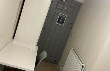 Spacious 7 Bedroom Budget Apartment in Headingley - Photo 15