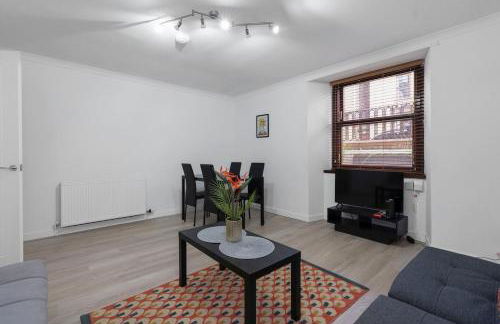 Free Parking - Sleeps 6 - Central - New Interior - Photo 15