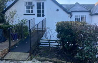 Duke of Monmouth penthouse luxury apartment Lyme Regis 3 bedroom parking Hot tub Garden dog friendly - Photo 25