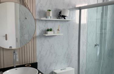 Sacada com ar, rede, pôr do sol, lareira e cinema no Candeias - Foto 26