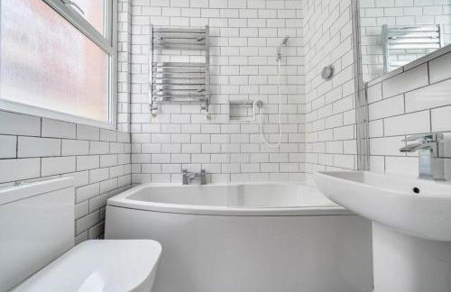 Selby House - Large 3 Bed Victorian Property in Portsmouth - Sleeps 5 - Photo 9