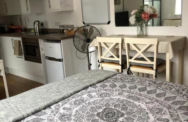 Stunning Studio1, Banstead with free off st parking - Foto 5