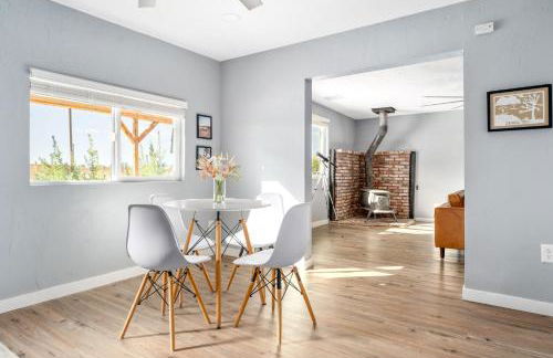 Desert Oasis - Firepit, Stargazing, Kitchen Essentials, 5 Acres, & Joshua Trees - Sleeps 6 Comfortably, 7 with Sofa, 8 Maximum - Foto 25