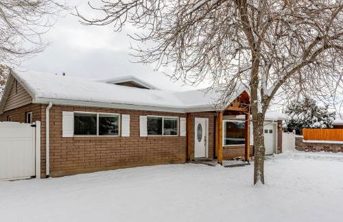 Modern home near UVU and BYU with hot tub and mountain views - Foto 45