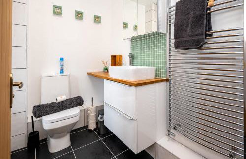 Splendid House Great Location to WAVE Surf & South West Water Park - Super Garden By STAE-Homes - Foto 29