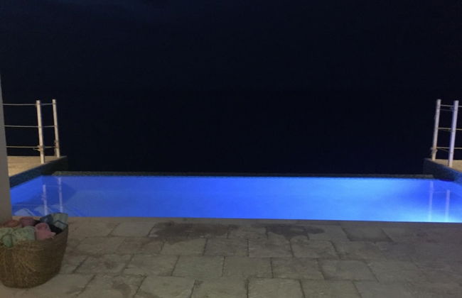 Je Suis Jamaica - 4 B R Beachfront Villa w Staff - Photo 17