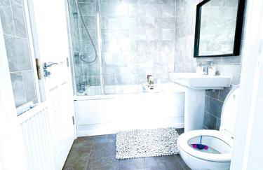 City Centre house for Family, Group & Contractor Stay - Sleeps Upto 9 Guests with Free Parking - Foto 75