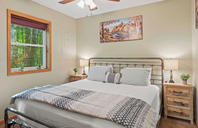 Lake + Pool Access, Game Room, Firepit, Deck Tawny and Peaceful by Avantstay - Foto 34