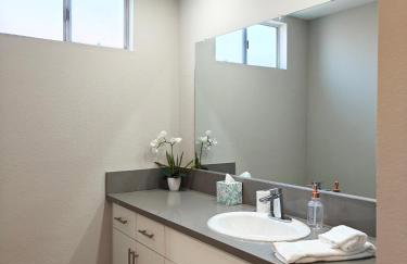 Skyline Escape 1-Bedroom with Balcony and Roof-Top Pool - Foto 14