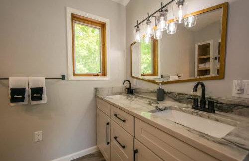 Mountain View 3BR with Sunroom, Close to Ski and Trails - Foto 29
