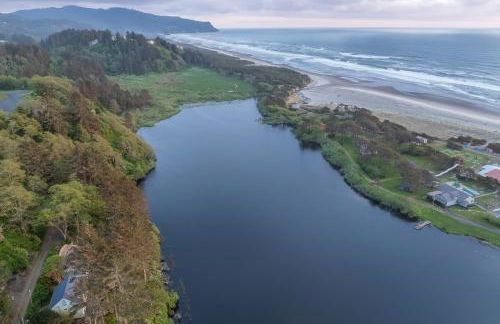 Walk to Winema Road Beach Home with Hot Tub! - Foto 30