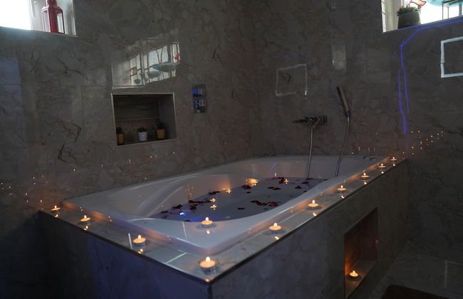 2 Bed Flat - Sleeps 4 - Jacuzzi Bath - Parking - Foto 9