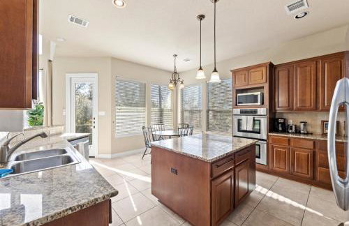 Lake Travis Family Retreat with Theater Game Room and BBQ 7 min from Marina - Foto 21