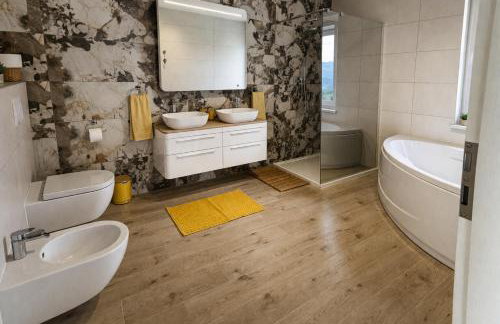 Entire Vacation Home - Heated Pool,Jacuzzi & Sauna - Photo 7