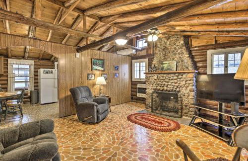 Lakefront 1930s Log Cabin with Dock and Fire Pit! - Foto 5