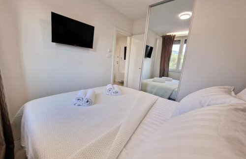 MonLux studio- FREE Public Parking- Easy & Straight Walk to the Center - Photo 10