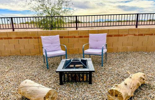 Tropical Desert Oasis Phoenix 5BR 3Bath with Outdoor Tiki Bar & BBQ - Photo 34