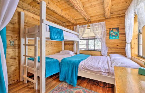 Rustic Duck Creek Village Cabin with Fire Pit! - Foto 16