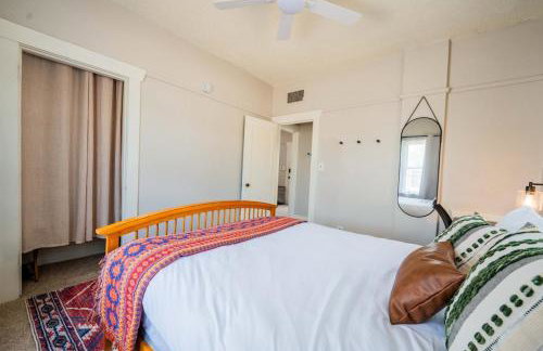 Work Desk- FirePit-Pool-Steps to UofA - Foto 38