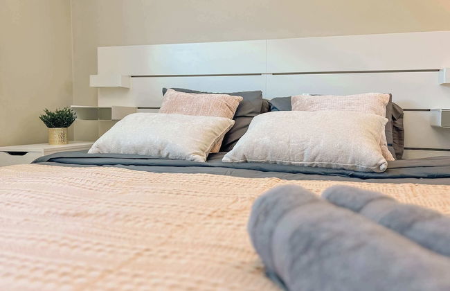 Modern Retreat With Spacious Yard & Cozy Interiors - Photo 6