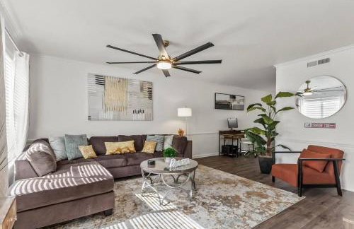 Day Dreamer minutes to Stadium with Fire pit and Parking - Foto 4