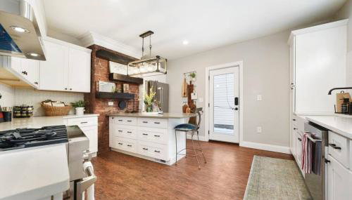 HostWise Stays - The Carnegie - Sauna, 1 Block from Butler St, Family Friendly - Foto 2