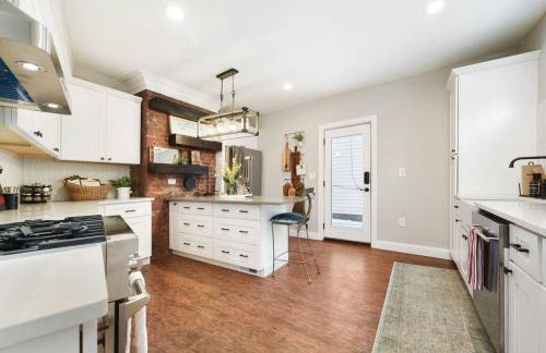 HostWise Stays - The Carnegie - Sauna, 1 Block from Butler St, Family Friendly - Foto 2