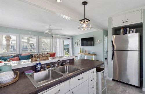 Coastal bungalow with huge yard, comfy deck and close to beach - Foto 6