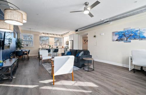 Upscale King Bed Suite with Full Workspace and Free Parking - Foto 12