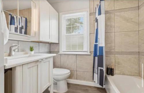 The Sunset Getaway, Modern 3BR w Deck Minutes from I-65, Fenced Yard - Foto 8