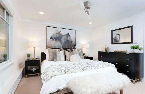 Updated 3BR, 3BA with Pool - Steps to Town - Foto 3