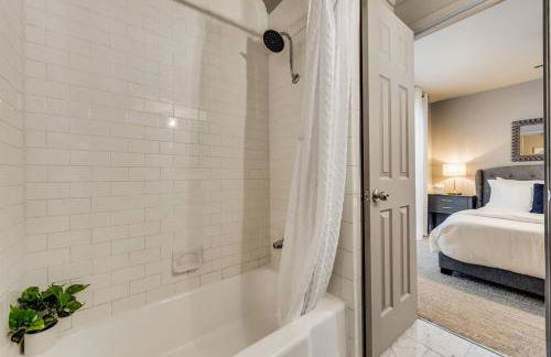 Spacious Dallas 2BR Condo Resort-Style Pool - Foto 14