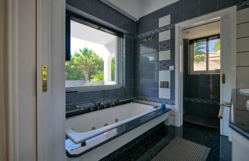 Luxury Villa with Pool, BBQ & Garden in Vouliagmeni - Foto 72