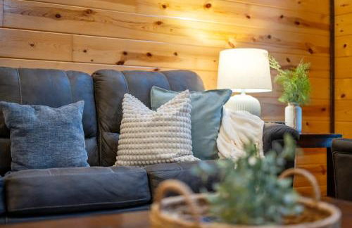 Rustic Family Getaway - Pool Table, Hot Tub, Pets, Great Location - Photo 18