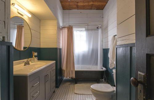 Restored 1930s Uptown Bungalow 2 min to Magnolia Silos - Photo 30