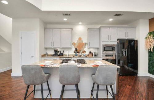 3BR/3.5BA Three Story East Downtown TownHouse with view - Photo 17