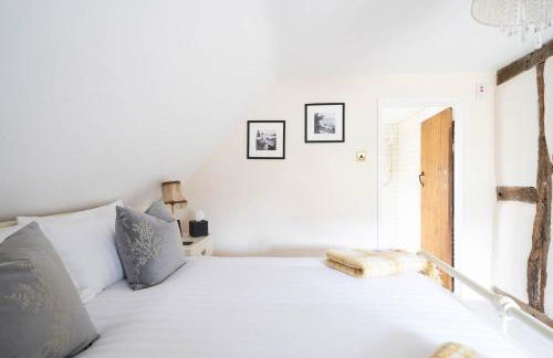 Cotswold Thatched Cottage - Photo 33