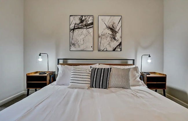 Spacious 6BR/3BA House w/ Parking! Sleeps 20! - Foto 7