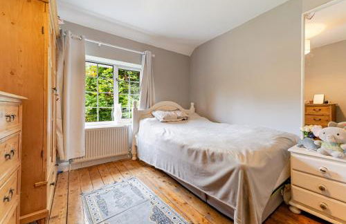 Whimsical Countryside Escape with Sprawling Garden - Foto 33