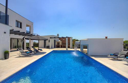 Luxury Villa with extra heated pool with hydromassage, biliard near town center and beach by WiiBuk - Foto 58