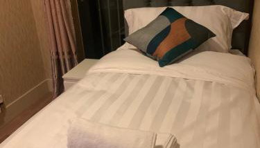 Spacious Modern 3-Bedroom Apartment with Balcony & Free Parking near City Centre - Photo 3