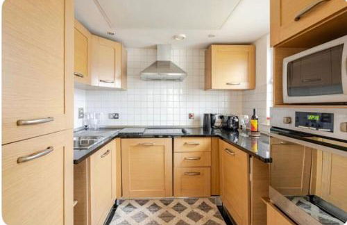 Amazing River view 2 bedroom apartment, sleeps 6, balcony and parking - Foto 51