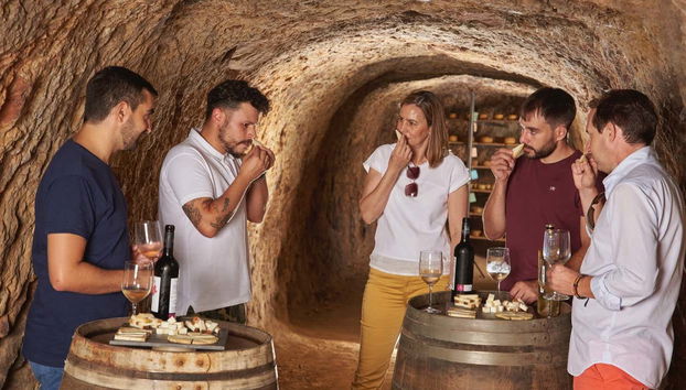Disfrutando de una cata de quesos dentro de una cueva