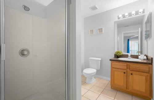 Upstay Lakeside Retreat w Private Pool and Game Room - Foto 48