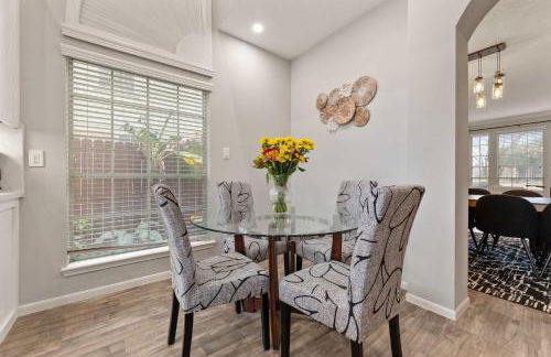 Gorgeous 6BR 3 5 Bth Home with Pool and Game Room - Photo 12