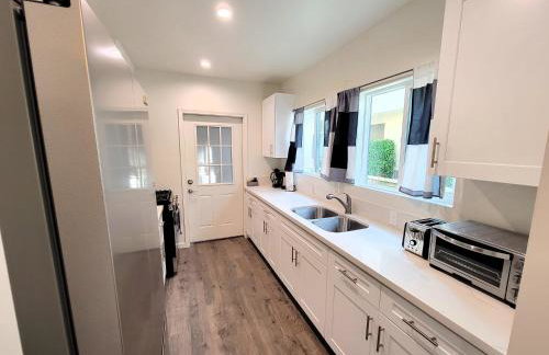 Perfectly located Pico Robertson ground floor 3 bedroom apartment Walk to restaurants WIFI TV Game Console Parking 5 minutes to Rodeo Drive - Foto 5